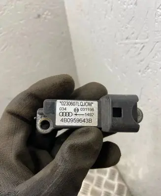 Audi A6 S6 C5 4B Airbag deployment crash/impact sensor 4B0959643B 031198 0230607LLJ0M