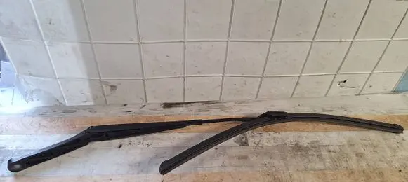 Volkswagen Golf VI Front wiper blade arm 1Q1955409