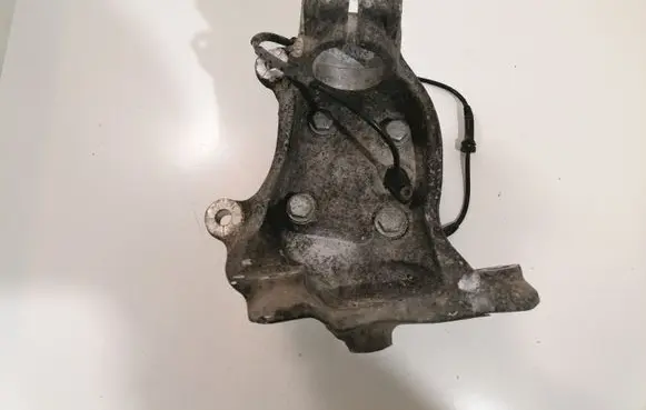 Front wheel hub spindle knuckle