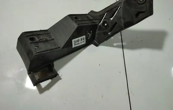 Rear bumper mounting bracket