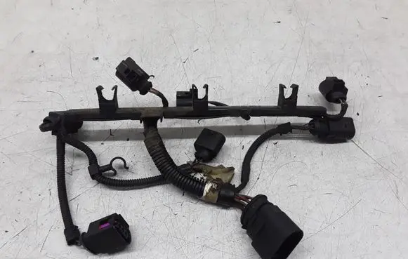 Volkswagen PASSAT B6 Fuel injector wires 06F971824