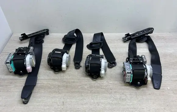 Volkswagen Touareg II Set of seat belts 3C8857819 7P0857807A