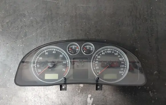 Volkswagen PASSAT B5.5 Speedometer (instrument cluster) 3B0920827