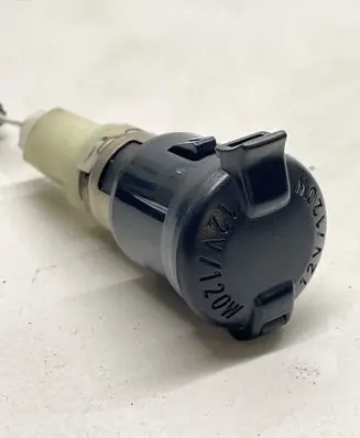 Toyota RAV 4 (XA40) 12 V Socket (front)