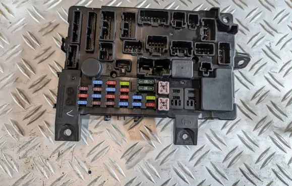 Mitsubishi Outlander Relay mounting block 8637A881
