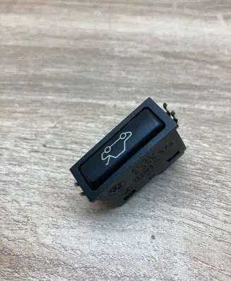 BMW 5 E39 Tailgate/boot open switch button 8365579