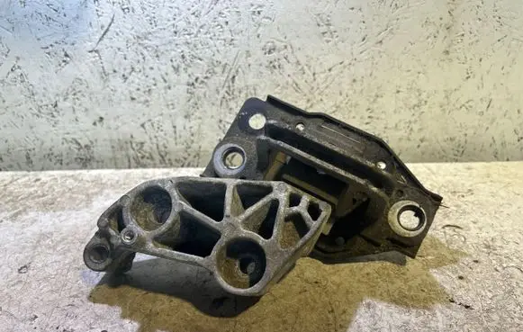 Nissan Qashqai+2 Engine mount bracket