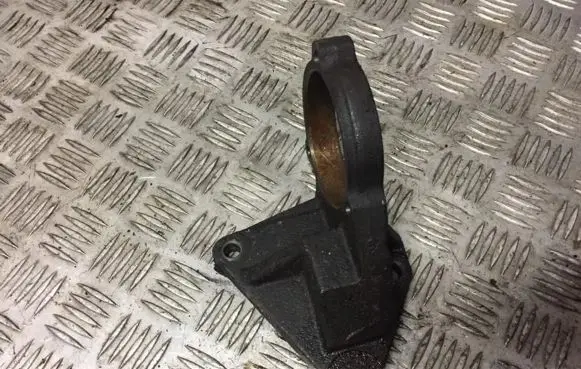 Nissan Primera Engine mounting bracket 8H300