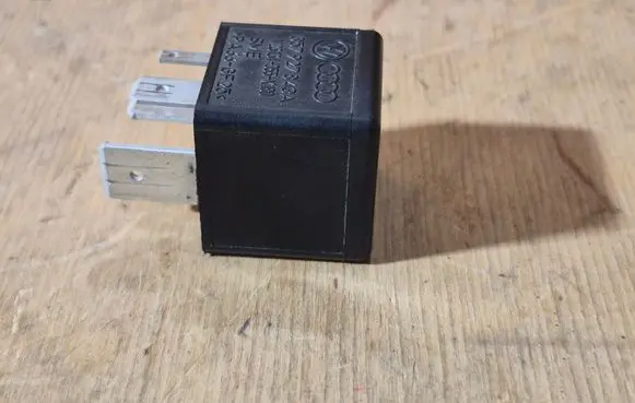 Volkswagen PASSAT B4 Other relay 357927843A 2313455380
