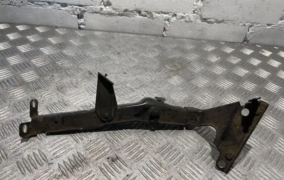 Audi A4 S4 B8 8K Fender mounting bracket 8K0821135