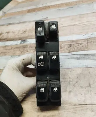 Hyundai Tucson JM Electric window control switch