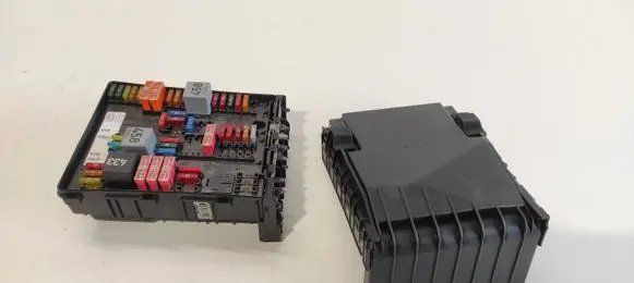 Volkswagen Golf V Fuse module 1K0937124K
