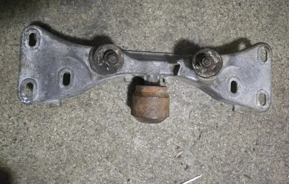 BMW 7 E38 Gearbox mounting bracket 1092550 1092551
