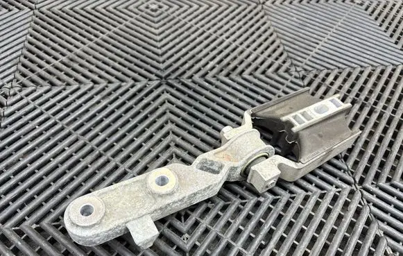 Volvo XC90 Engine mount bracket 31339956