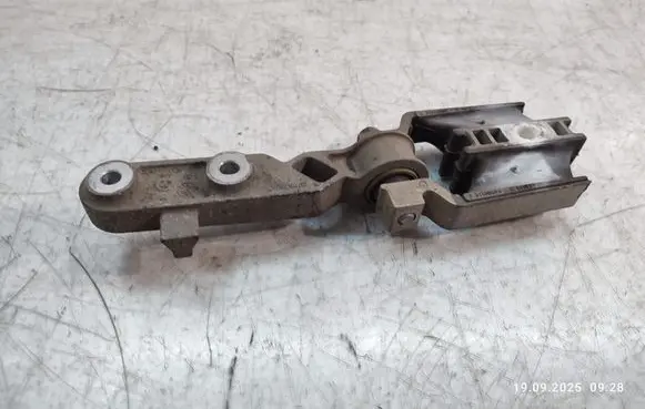 Engine mounting bracket