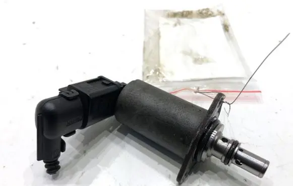 Volkswagen Golf VI Fuel pressure regulator 