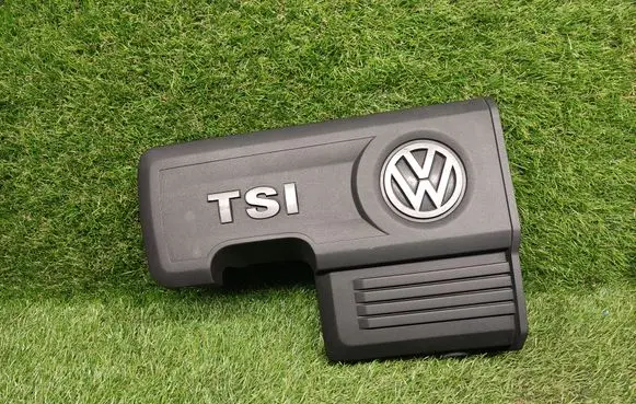 Volkswagen Jetta VI Engine cover (trim) 04E103925