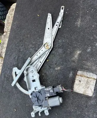 Opel Meriva A Front door window regulator with motor 93389552 400719F