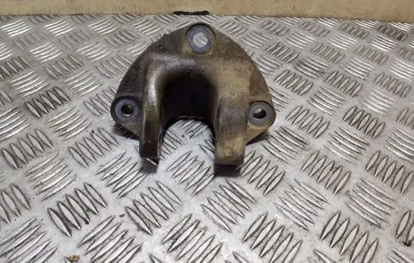 Engine mounting bracket