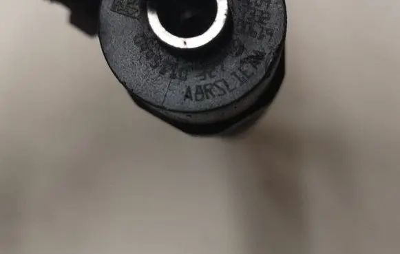 Opel Insignia A Fuel injector 0445110327