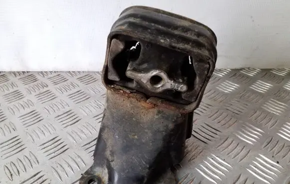 Jeep Grand Cherokee (WK) Engine mount bracket