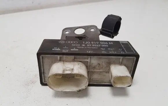 Volkswagen Polo Coolant fan relay 1J0919506M