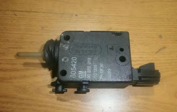 Opel Astra G Central locking motor 90589918