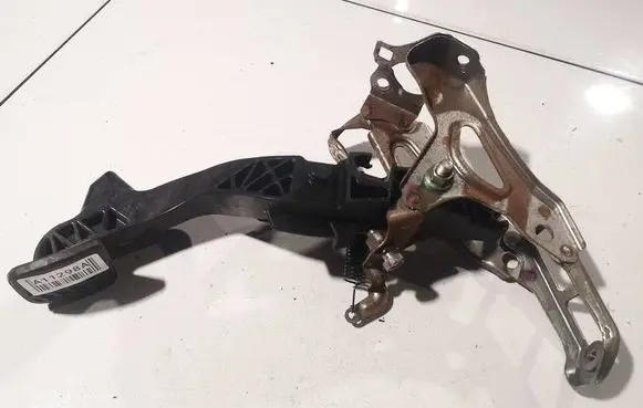 Toyota Yaris Clutch pedal