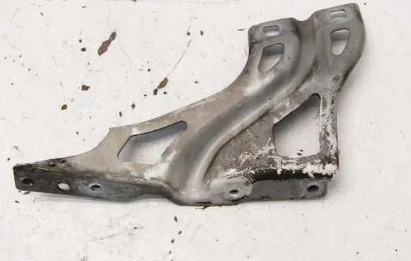Audi Q3 8U Fender mounting bracket 8U0821136