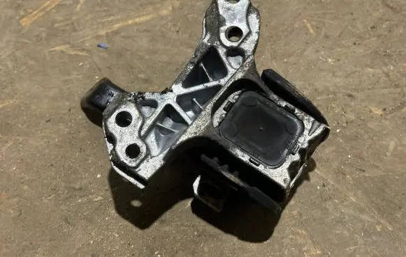 Peugeot 508 Engine mounting bracket