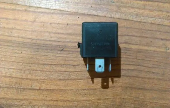 Mercedes-Benz C W202 Other relay a0025421319 v23134-b52-x336