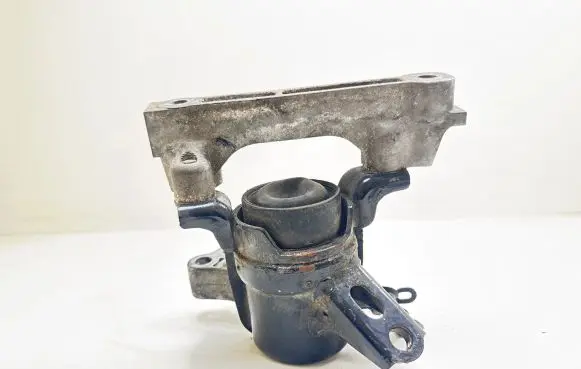 Toyota Avensis T270 Engine mount bracket