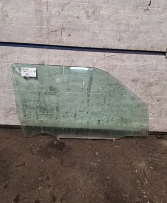 Suzuki Swift I Front door window/glass (coupe) DOT618M321AS2 8351