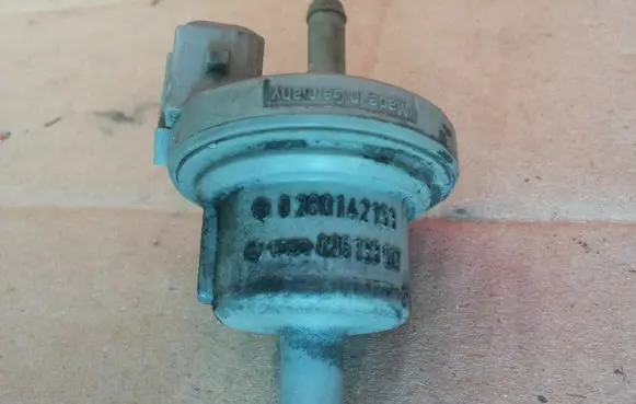 Volkswagen Corrado Valve vacuum 026133517