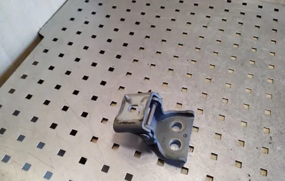 Peugeot 5008 Front door lower hinge 