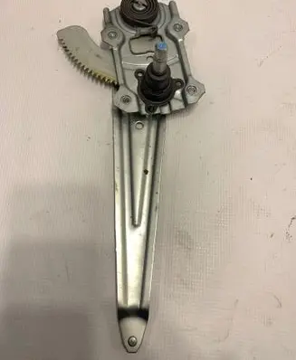 Rear door manual window regulator