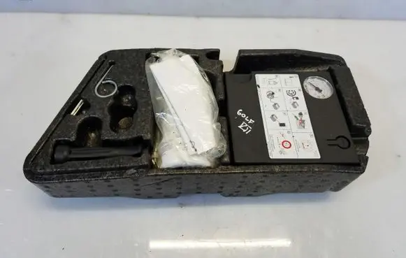 Volkswagen Golf VII Tool set 