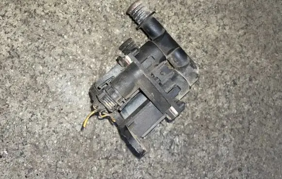 BMW 5 E34 Coolant heater control valve 1382299