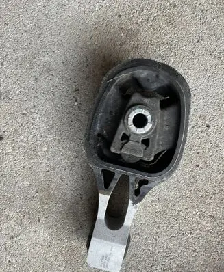 Opel Mokka B Engine mount bracket 9824116780