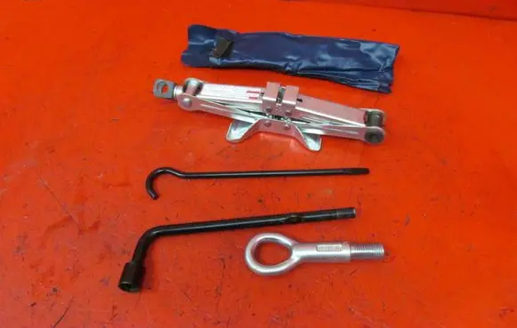 Suzuki Swift I Tool set 8996963J0