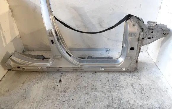 Mercedes-Benz A W176 Front sill (body part)