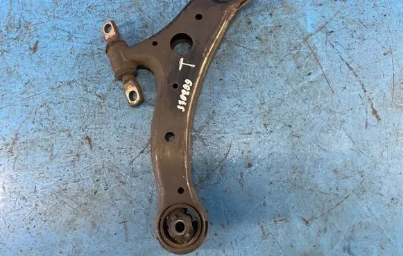 Toyota Camry Front lower control arm/wishbone 4806906150
