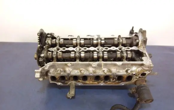 Toyota Avensis T270 Engine head 