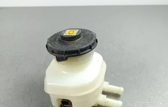 Honda CR-V Brake fluid reservoir