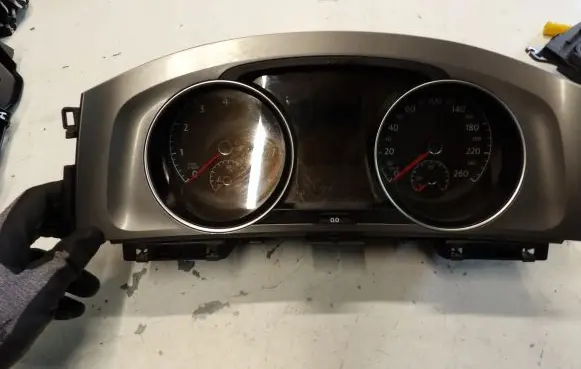 Volkswagen Golf VII Speedometer (instrument cluster) 5GO920861