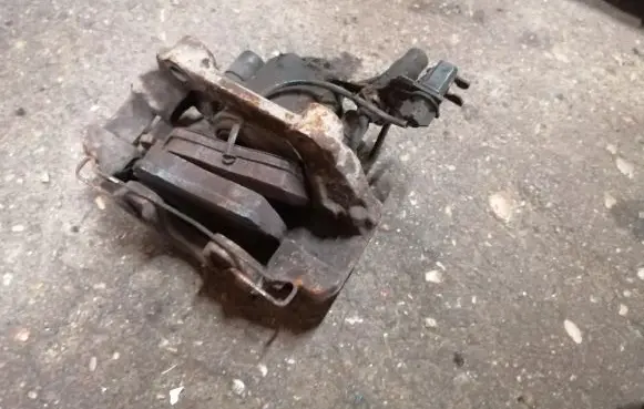 Volkswagen PASSAT B5.5 Front brake caliper