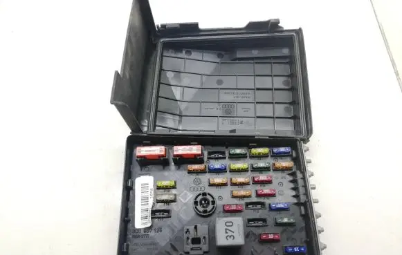 Volkswagen PASSAT B7 Fuse box set 3C0937125