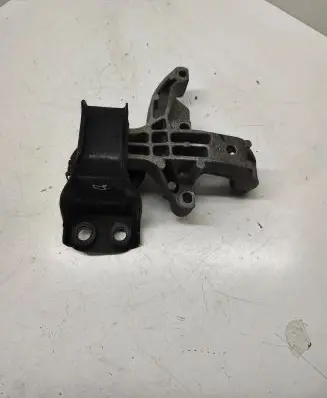 Nissan Qashqai Engine mount bracket