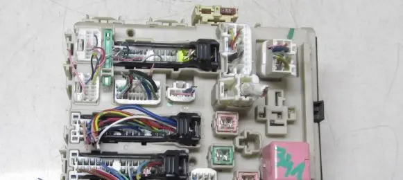 Toyota Avensis T270 Fuse module 8273005C80