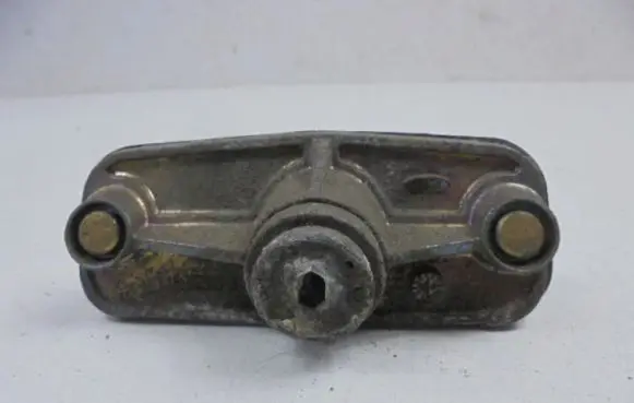 Ford Mondeo Mk III Front door lock (next to the handle) UR202803A